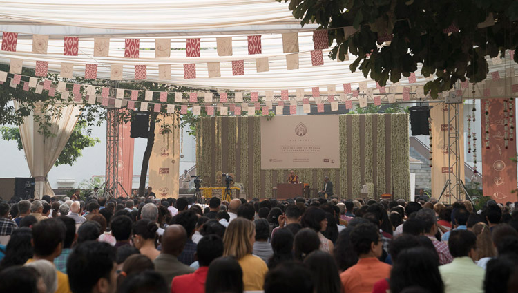 Вид на сцену во время лекции Его Святейшества Далай-ламы, организованной в Сомайя Видьявихаре. Фото: Лобсанг Церинг.