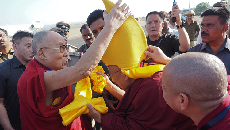 Шарпа Чодже Ринпоче приветствует Его Святейшество Далай-ламу в аэропорту Хубли. Фото: Джереми Рассел.