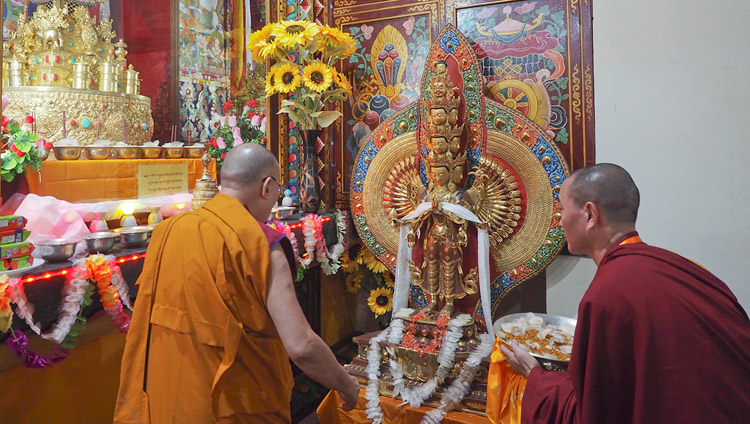 Его Святейшество Далай-лама молится по прибытии в монастырь Дрепунг Лачи. Фото: Джереми Рассел.