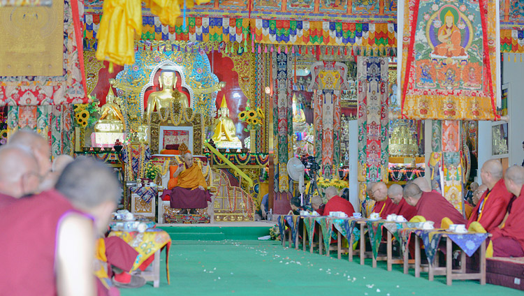 Его Святейшество Далай-лама дарует наставления в ходе церемонии приветствия в монастыре Дрепунг Лачи. Фото: Лобсанг Церинг.