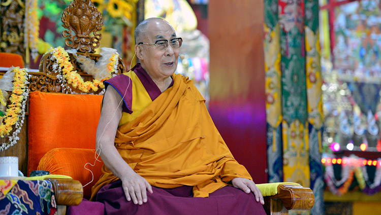 Его Святейшество Далай-лама во время церемонии приветствия в монастыре Дрепунг Лачи. Фото: Лобсанг Церинг.