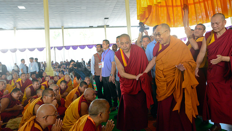 Его Святейшество Далай-лама приветствует верующих по прибытии на площадку для философских диспутов монастыря Дрепунг Лоселинг. Фото: Лобсанг Церинг.