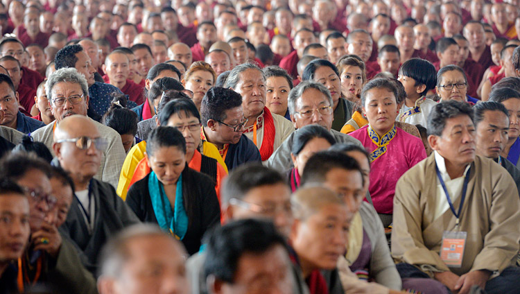 Некоторые из более чем 8500 верующих, собравшихся на площадке для философских диспутов монастыря Дрепунг Лоселинг, чтобы послушать наставления Его Святейшества Далай-ламы. Фото: Лобсанг Церинг.