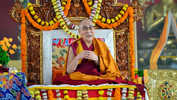 Его Святейшество Далай-лама дарует наставления на площадке для философских диспутов монастыря Дрепунг Лоселинг. Фото: Лобсанг Церинг.