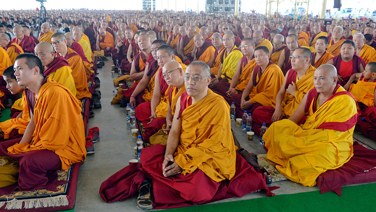 Некоторые из более чем 5000 монахов и монахинь, собравшихся на площадке для философских диспутов монастыря Дрепунг Лоселинг, чтобы послушать наставления Его Святейшества Далай-ламы. Фото: Лобсанг Церинг.