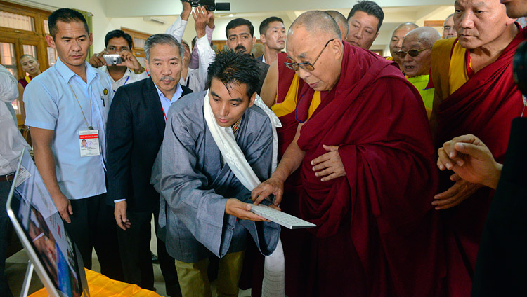 Его Святейшество Далай-лама запускает новый вебсайт Центра медитации и науки монастыря Дрепунг Лоселинг. Фото: Лобсанг Церинг.