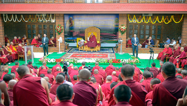 Его Святейшество Далай-лама дарует наставления во время церемонии открытия Центра медитации и науки монастыря Дрепунг Лоселинг. Фото: Лобсанг Церинг.