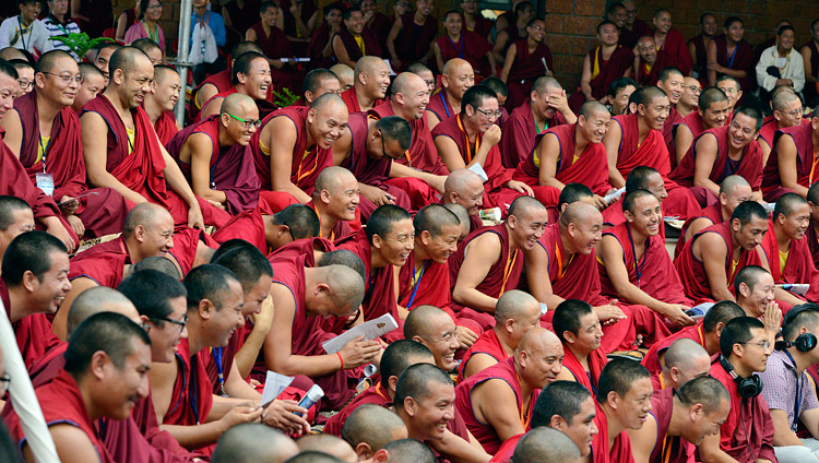 Некоторые из более 400 монахов, собравшихся на церемонии открытия Центра медитации и науки монастыря Дрепунг Лоселинг с участием Его Святейшества Далай-ламы. Фото: Лобсанг Церинг.