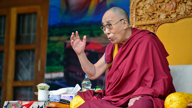 Его Святейшество Далай-лама во время церемонии открытия Центра медитации и науки монастыря Дрепунг Лоселинг. Фото: Лобсанг Церинг.
