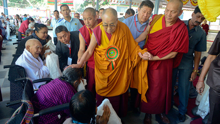 Его Святейшество Далай-лама приветствует пожилых тибетцев по прибытии в женский монастырь Джангчуб Чолинг на открытие нового двора для философских диспутов. Фото: Лобсанг Церинг.