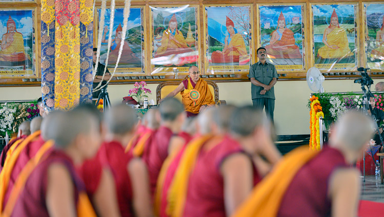 Его Святейшество Далай-лама дарует наставления в ходе церемонии открытия нового двора для философских диспутов в женском монастыре Джангчуб Чолинг. Фото: Лобсанг Церинг.