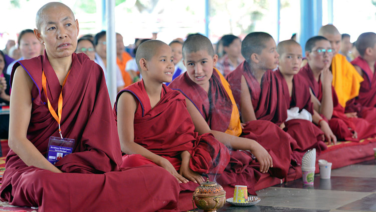Монахини женского монастыря Джангчуб Чолинг во время церемонии открытия нового двора для философских диспутов с участием Его Святейшества Далай-ламы. Фото: Лобсанг Церинг.