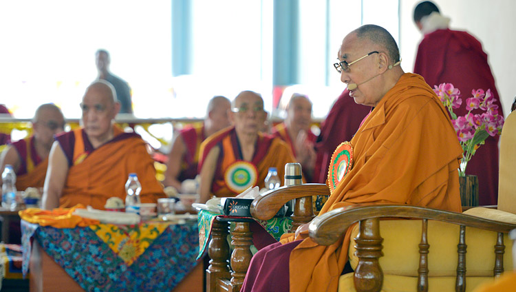 Его Святейшество Далай-лама обращается к монахиням в ходе церемонии открытия нового двора для философских диспутов в женском монастыре Джангчуб Чолинг. Фото: Лобсанг Церинг.