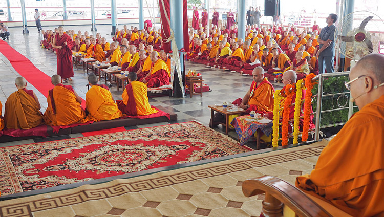 Монахини женского монастыря Джангчуб Чолинг проводят философский диспут в присутствии Его Святейшества Далай-ламы. Фото: Джереми Рассел.