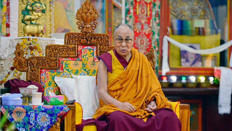 Его Святейшество Далай-лама дарует наставления во время церемонии приветствия в монастыре Ганден Лачи. Фото: Лобсанг Церинг.
