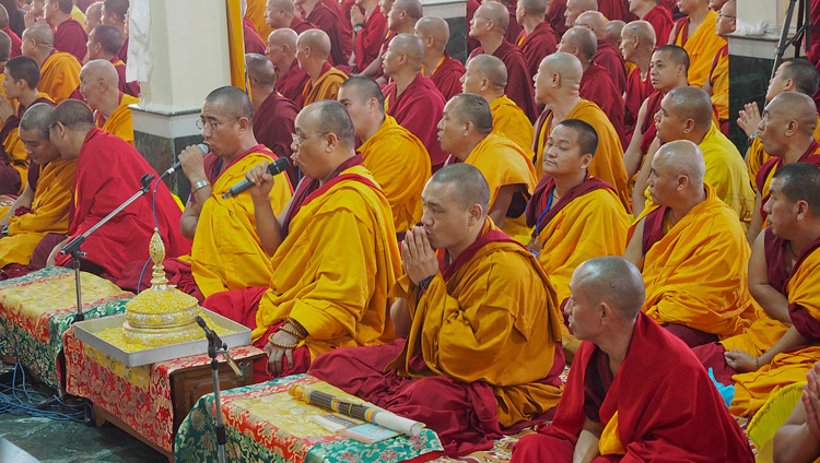 Мастер ритуального пения читает молитвенные строфы по прибытии Его Святейшества Далай-ламы в зал собраний монастыря Ганден Лачи. Фото: Джереми Рассел.