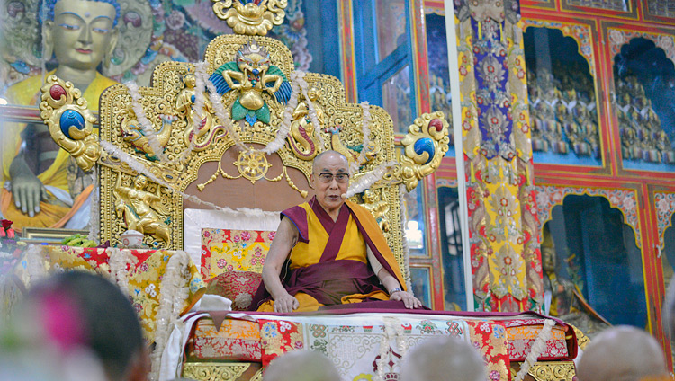 Его Святейшество Далай-лама во время учений, организованных в монастыре Ганден Лачи. Фото: Лобсанг Церинг.