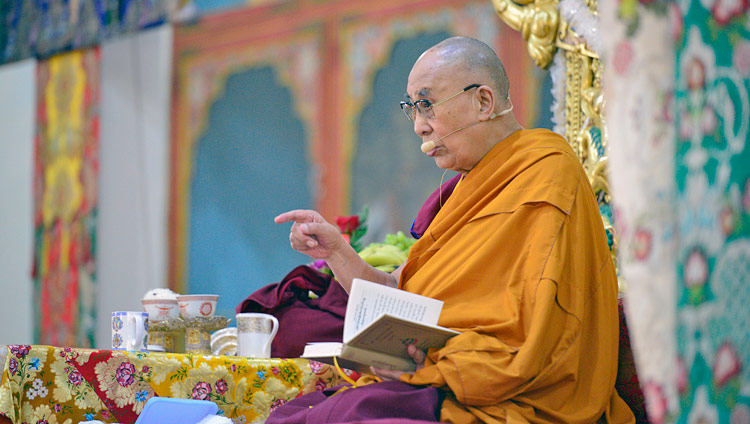 Его Святейшество Далай-лама дарует учения по сочинению «Три основы пути» в монастыре Ганден Лачи. Фото: Лобсанг Церинг.