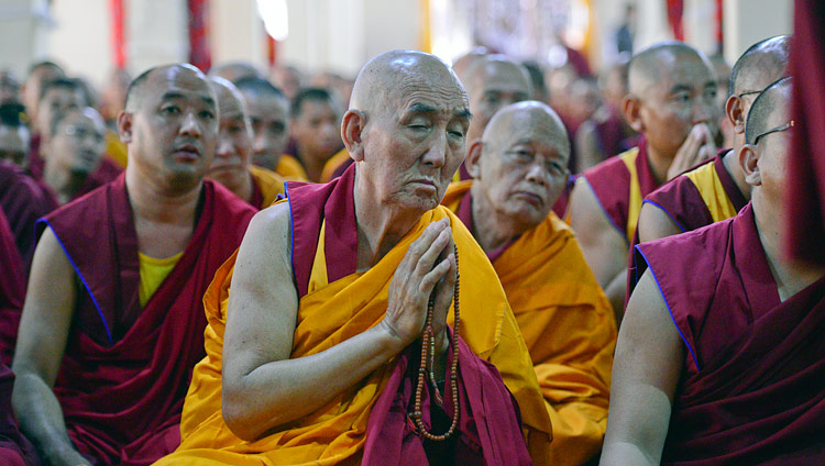 Монахи слушают учения Его Святейшества Далай-ламы в монастыре Ганден Лачи. Фото: Лобсанг Церинг.