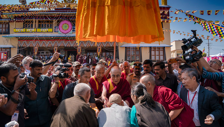 По прибытии в монастырь Сера Лачи Его Святейшество Далай-лама приветствует местных тибетцев. Фото: Тензин Чойджор.
