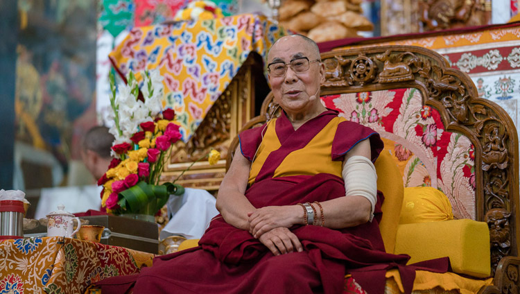 Его Святейшество Далай-лама дарует наставления во время церемонии приветствия в монастыре Сера Лачи. Фото: Тензин Чойджор.