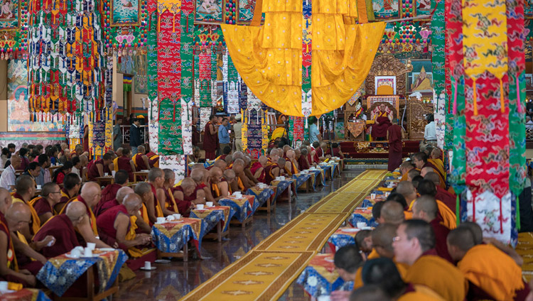 Вид на зал собраний монастыря Сера Лачи во время церемонии приветствия Его Святейшества Далай-ламы. Фото: Тензин Чойджор.
