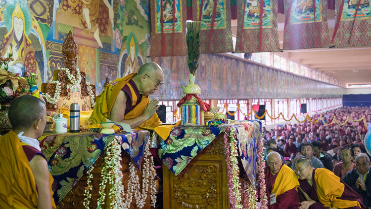 Его Святейшество Далай-лама выполняет подготовительные церемонии для посвящения Хаягривы в монастыре Сера Чже. Фото: Лобсанг Церинг.