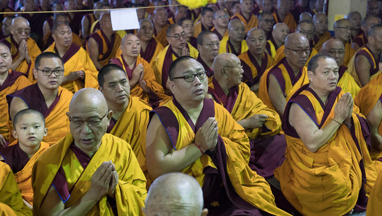 Монахи наблюдают, как Его Святейшество Далай-лама выполняет подготовительные церемонии для посвящения Хаягривы в монастыре Сера Чже, на которое собралось более 15000 верующих. Фото: Лобсанг Церинг.