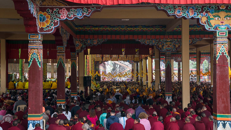Вид на площадку для философских диспутов монастыря Сера Чже во время посвящения Хаягривы, даруемого Его Святейшеством Далай-ламой. Фото: Лобсанг Церинг.