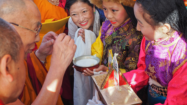 Юные тибетцы подносят традиционное приветствие Его Святейшеству Далай-ламе, прибывшему в монастырь Сера Ме. Фото: Джереми Рассел.