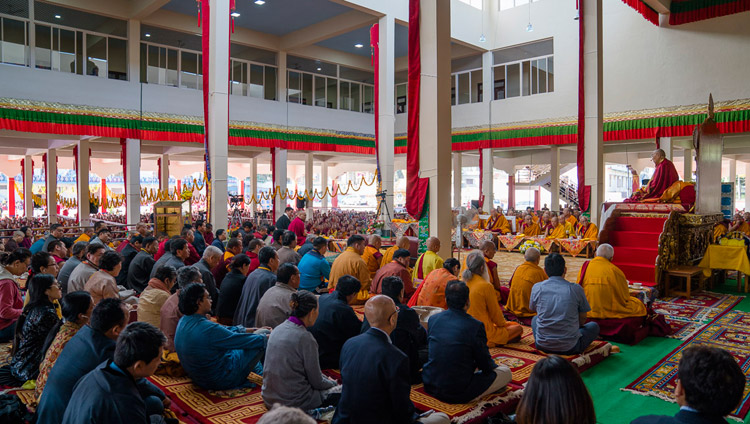 Его Святейшество Далай-лама обращается к собравшимся в ходе церемонии открытия нового двора для философских диспутов в монастыре Сера Ме. Фото: Лобсанг Церинг.