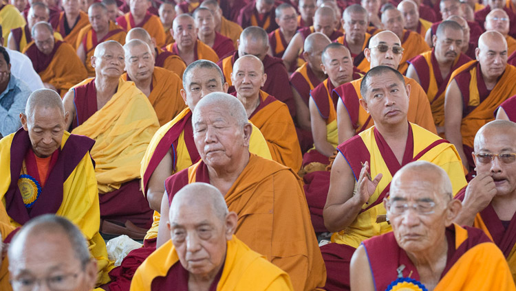 Монахи во время церемонии открытия нового двора для философских диспутов монастыря Сера Ме, на которую собралось более 8000 верующих. Фото: Лобсанг Церинг.