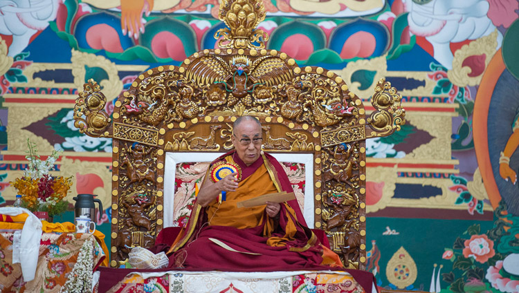 Его Святейшество Далай-лама дарует учения по сочинению Чже Цонкапы «Восхваление взаимозависимого возникновения» в ходе церемонии открытия нового двора для философских диспутов в монастыре Сера Ме. Фото: Лобсанг Церинг.