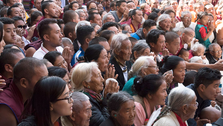Тибетцы из местного тибетского сообщества почтительно провожают Его Святейшество Далай-ламу по завершении церемонии открытия нового двора для философских диспутов в монастыре Сера Ме. Фото: Лобсанг Церинг.