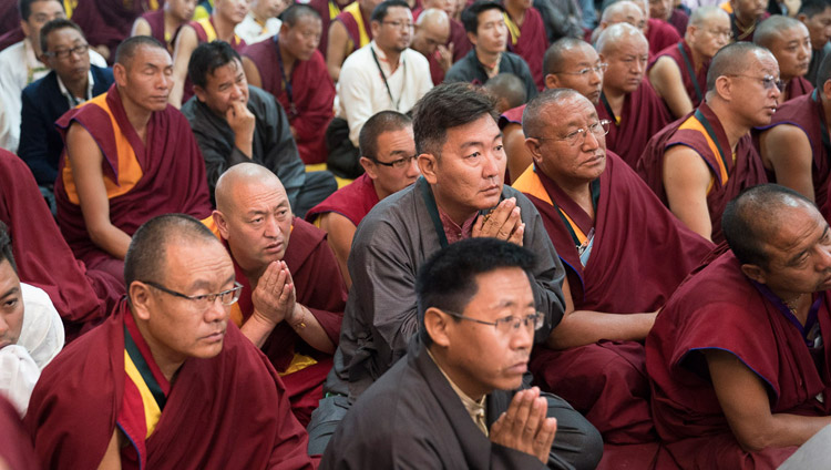 Тибетские учителя, собравшиеся на семинар по светской этике в зале заседаний монастыря Сера Лачи, слушают наставления Его Святейшества Далай-ламы. Фото: Тензин Чойджор.