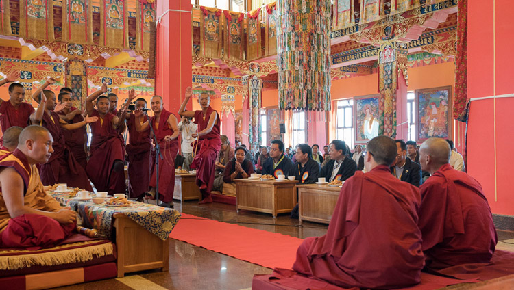 Монахи проводят философский диспут во время визита Его Святейшества Далай-ламы в монастырь Ташилунпо. Фото: Тензин Чойджор.