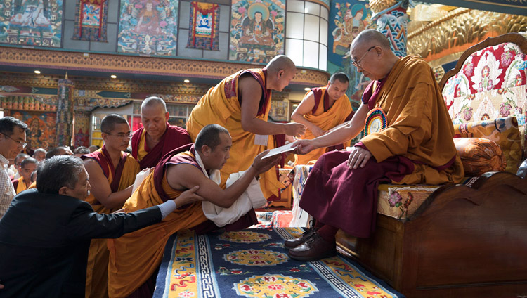 Выпускники монастыря Намдролинг получают дипломы из рук Его Святейшества Далай-ламы в ходе Седьмой церемонии вручения дипломов. Фото: Тензин Чойджор.