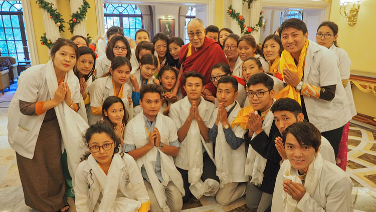 Его Святейшество Далай-лама фотографируется с 25 молодыми тибетцами, которые учредили медицинскую ассоциацию для помощи тибетским больным, приезжающим на лечение в Бангалор. Фото: Джереми Рассел.