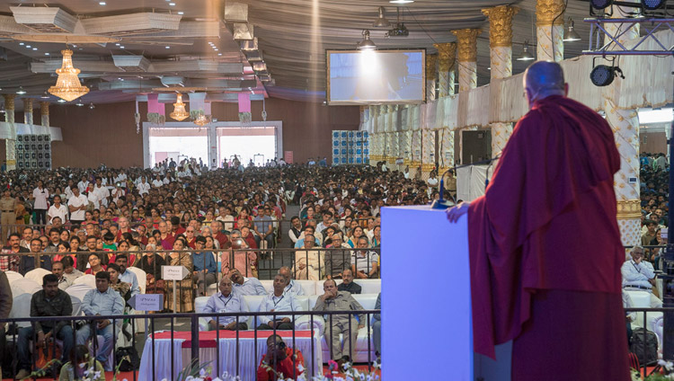 Его Святейшество Далай-лама выступает с обращением во время празднования серебряного юбилея старшей школы «Сешадрипурам», на которое собралось более 14000 гостей. Фото: Лобсанг Церинг.