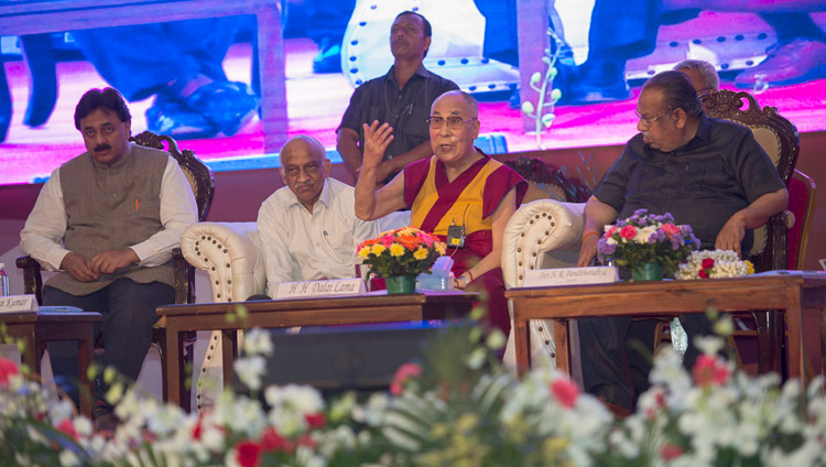 Его Святейшество Далай-лама отвечает на вопросы во время празднования серебряного юбилея старшей школы «Сешадрипурам». Фото: Лобсанг Церинг.