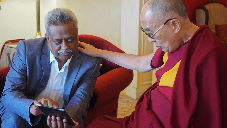 Бхаратх Суббарао представляет Его Святейшеству Далай-ламе новое приложение «Мандала». Фото: Джереми Рассел.