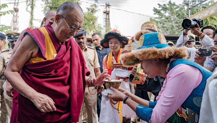 Тибетцы из местного тибетского сообщества подносят традиционное приветствие Его Святейшеству Далай-ламе, прибывшему во дворец Трипура Васини. Фото: Тензин Чойджор.