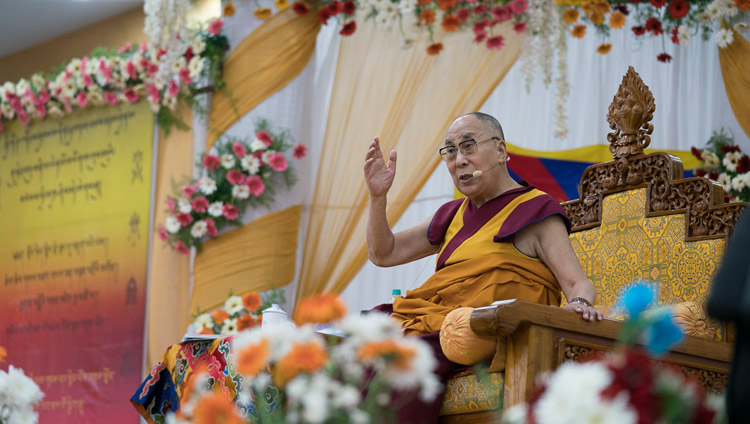 Его Святейшество Далай-лама дарует наставления тибетцам и жителям Гималайского региона. Фото: Тензин Чойджор.