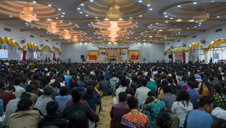 Вид на зал Двора короля на территории дворца Трипура Васини, в котором собралось более 2500 тибетцев и жителей Гималайского региона, чтобы встретиться с Его Святейшеством Далай-ламой. Фото: Тензин Чойджор.
