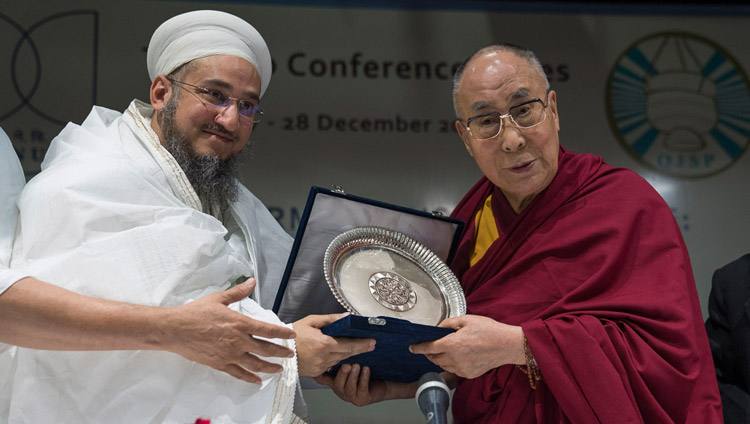 Сьедна Тахер Факхруддин Сахеб вручает Его Святейшеству Далай-ламе награду за гармонию им. Сьедны Куитбаддина во время межрелигиозной конференции, организованной в университете им. Джавахарлала Неру. Фото: Тензин Чойджор.