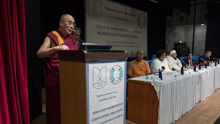 Его Святейшество Далай-лама выступает с обращением в ходе межрелигиозной конференции, организованной в университете им. Джавахарлала Неру. Фото: Тензин Чойджор.