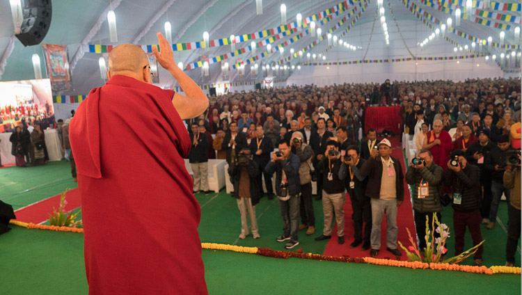 Его Святейшество Далай-лама приветствует собравшихся в зале перед началом конференции в Институте высшей тибетологии. Фото: Лобсанг Церинг