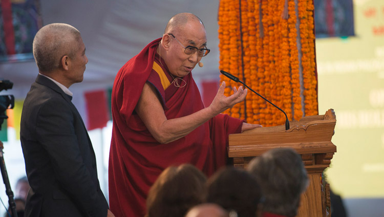 Его Святейшество Далай-лама выступает со вступительным словом на конференции по вопросам ума в индийских философских школах мысли и современной науке в Институте высшей тибетологии в Сарнатхе. Фото: Лобсанг Церинг