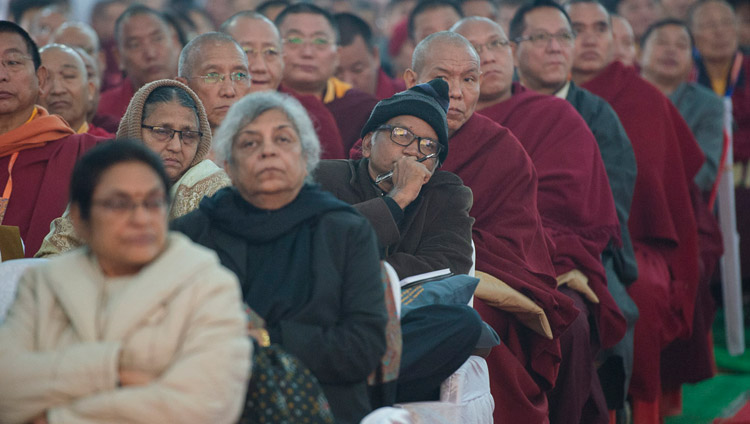Слушатели в зале во время выступления Его Святейшества Далай-ламы на открытии конференции по вопросам ума в индийских философских школах мысли и современной науке в Институте высшей тибетологии в Сарнатхе. Фото: Лобсанг Церинг