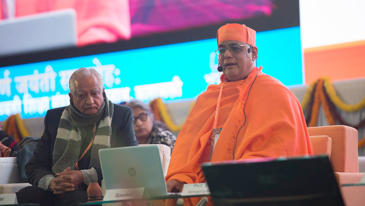 Свами Атмаприянанда выступает на конференции по вопросам ума в индийских философских школах мысли и современной науке в Институте высшей тибетологии в Сарнатхе. Фото: Лобсанг Церинг
